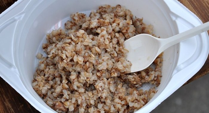 Гречневая каша с тушенкой, печеночным паштетом и килькой в томатном соусе