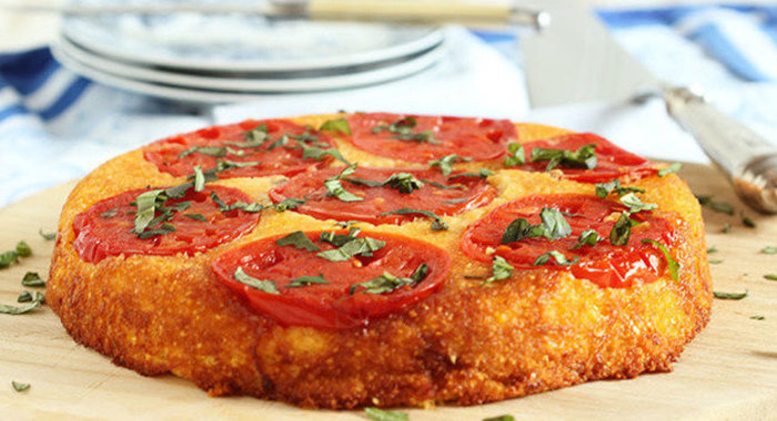 Кукурузный хлеб с томатами