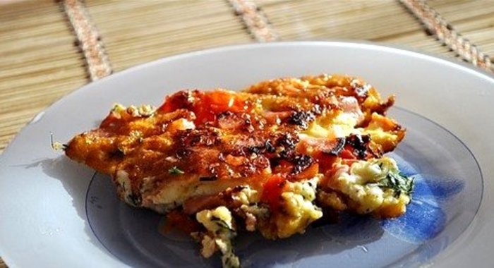 Яичница с колбасой, помидорами и сыром