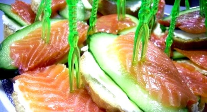 Бутерброды с семгой и огурцом