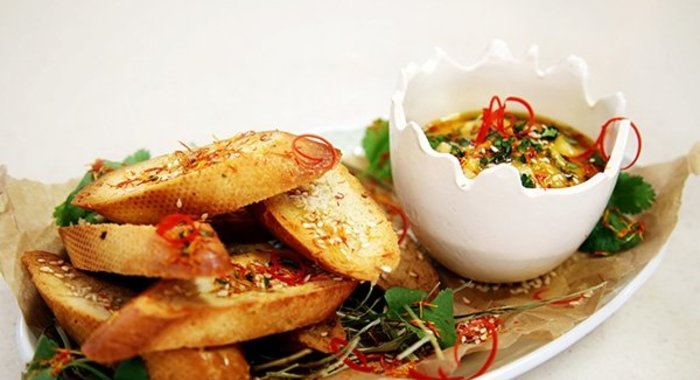 Хумус из чечевицы с гренками и мандариновым соусом