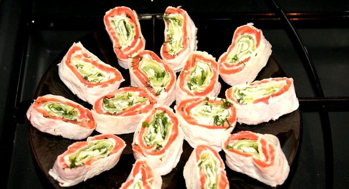 Лаваш с рыбой и огурцом