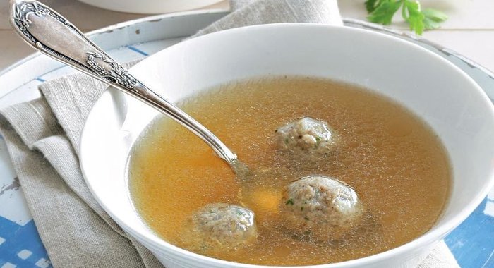 Куриный бульон с кнейдлах