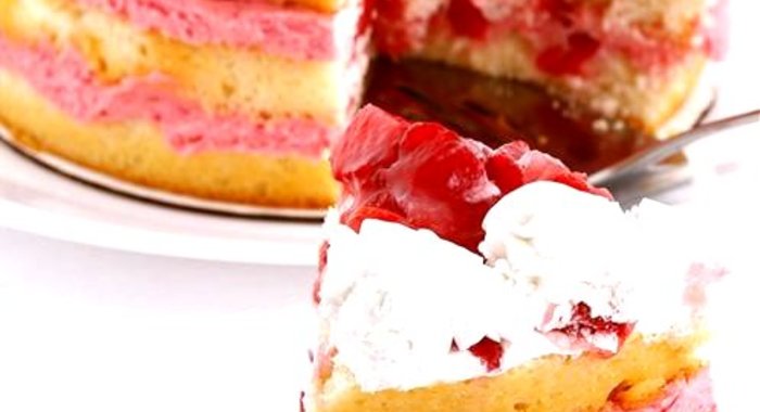 Пирог с клубникой и сливками