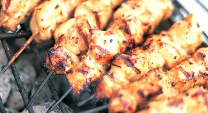 Шашлык из курицы, замаринованной в вине с лимоном, тимьяном, розмарином и ягодами можжевельника