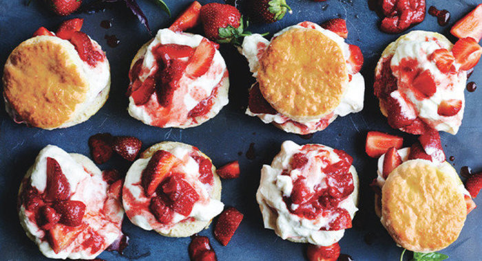 Пирожные с клубникой и базиликом