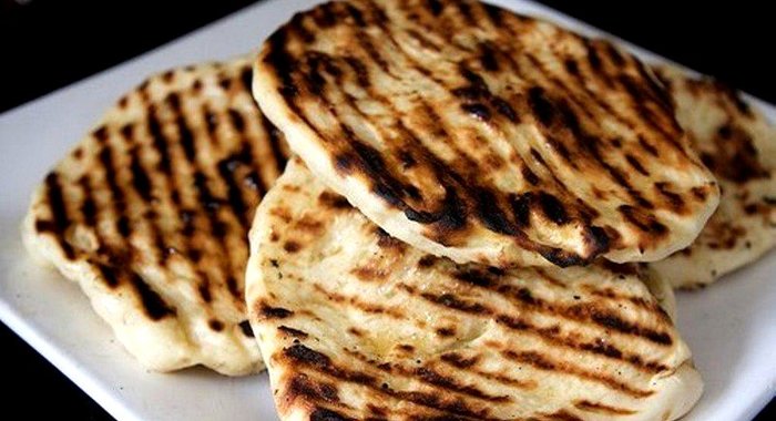 Чесночные лепешки наан