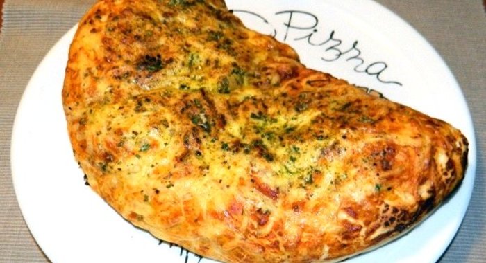 Луковые кальцоне с ветчиной