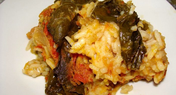 Голубцы в листьях лопуха