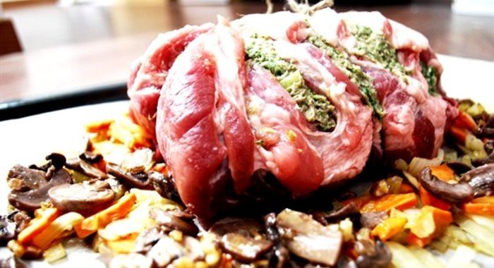 Рулет из свинины с овощами