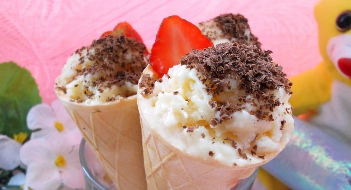 Домашнее мороженое в вафельных конусах