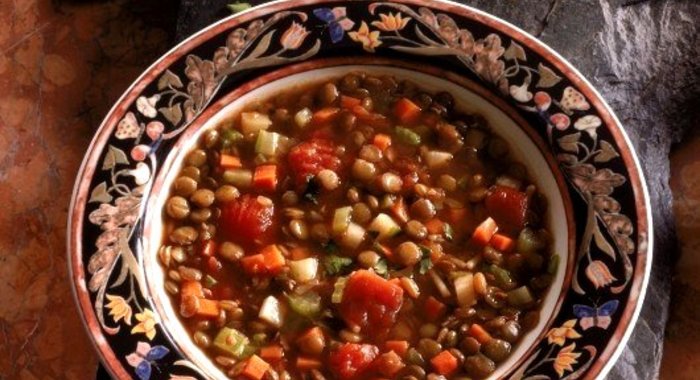 Овощной суп с чечевицей, грибами и беконом