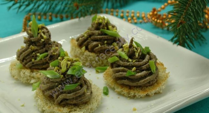 Новогодние канапе Елочки из печеночного паштета