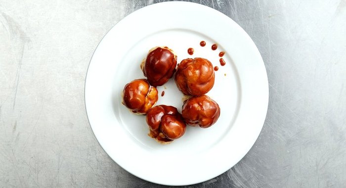 Профитроли с заварным кремом и карамельным соусом