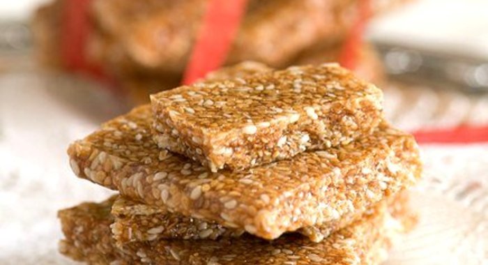 Медово-ореховые конфеты с кунжутом