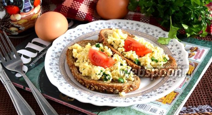 Тосты с омлетом и сербской брынзой