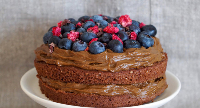 Шоколадный торт с ягодами