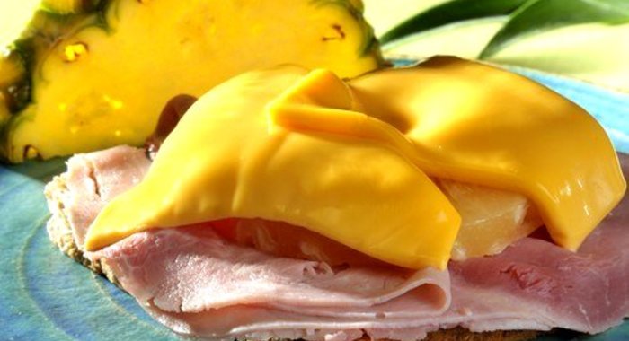 Тост с ветчиной и ананасами