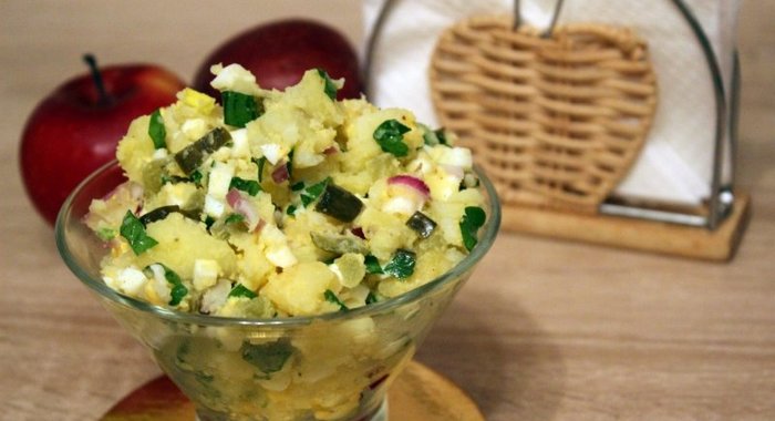 Картофельный салат с яйцом и зеленью