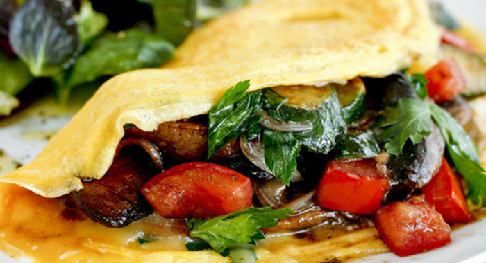 Омлет с грибами, помидорами и базиликом