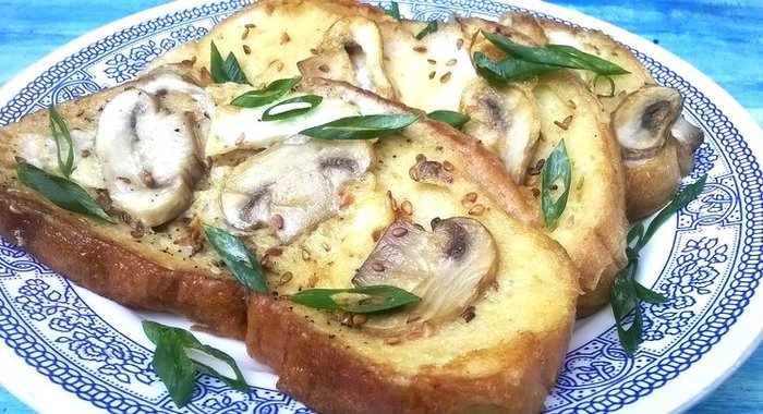 Гренки с шампиньонами и кунжутом