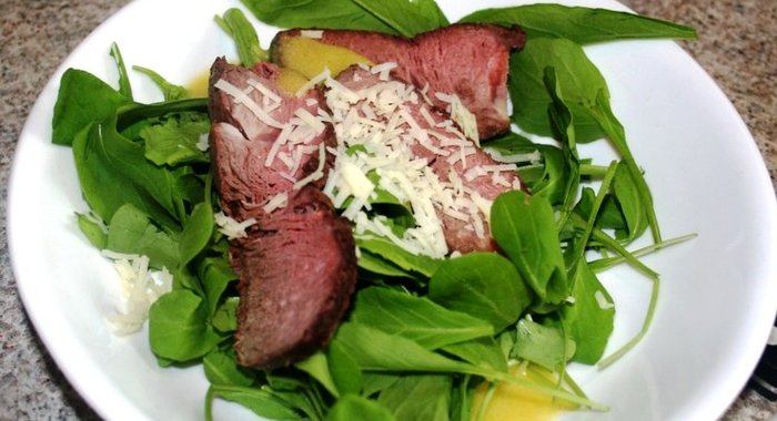 Барбекю стейк с рукколой