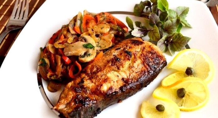 Стейк сома с овощами