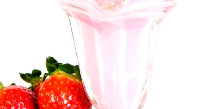 Клубничный молочный коктейль с йогуртом