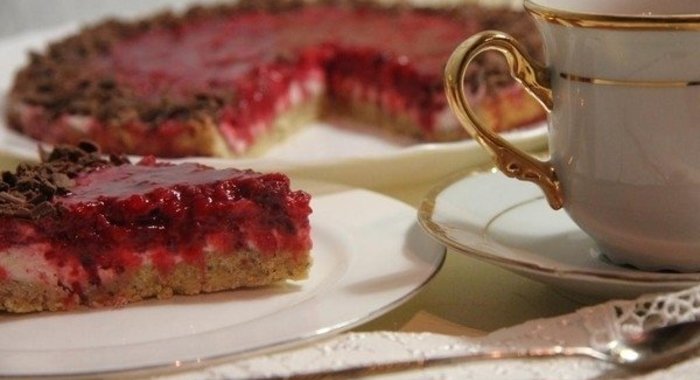 Миндальный бисквит с красной смородиной