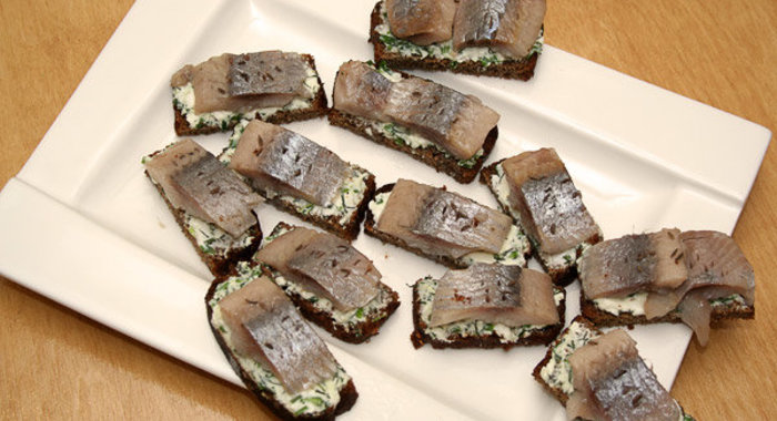 Канапе по-русски с селедкой