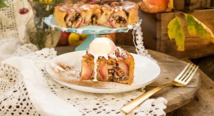 Шарлотка с целыми яблоками