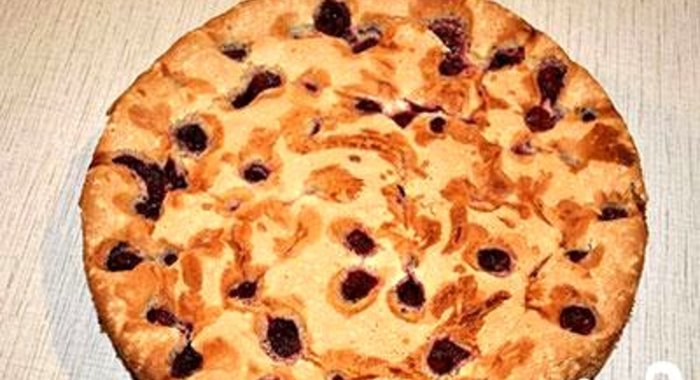 Шарлотка с вишней