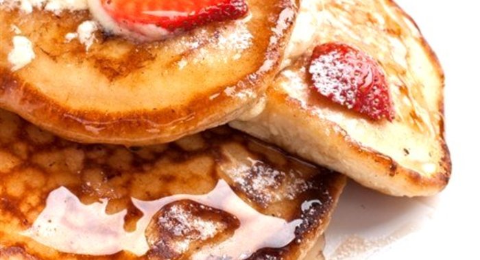 Оладьи по‑американски с клубникой и бананами