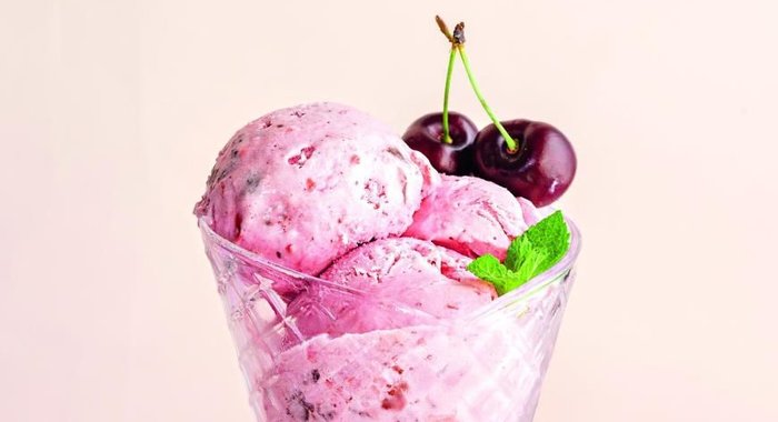 Мороженое с черешней и шоколадом