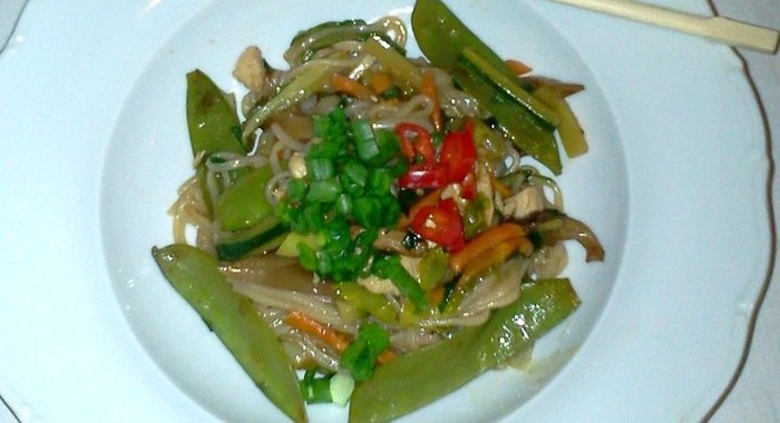 Тайская рисовая лапша с курицей и овощами