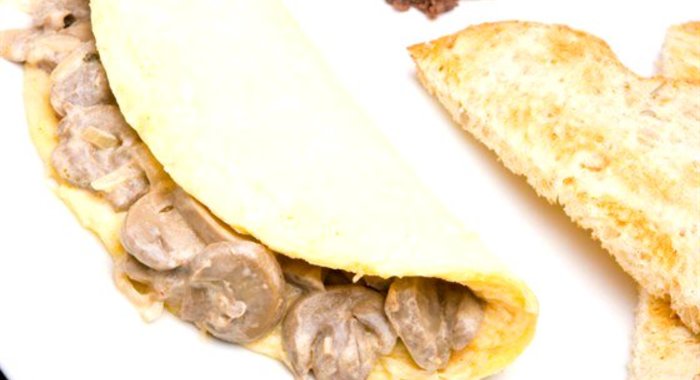 Омлет с грибным соусом