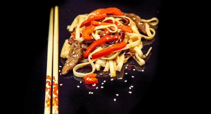 Картофель, запеченный с луком, чесноком и помидорами