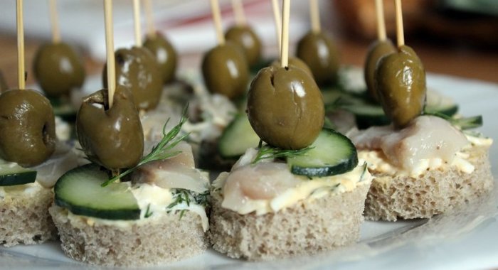 Канапе с маринованной скумбрией и яичной намазкой