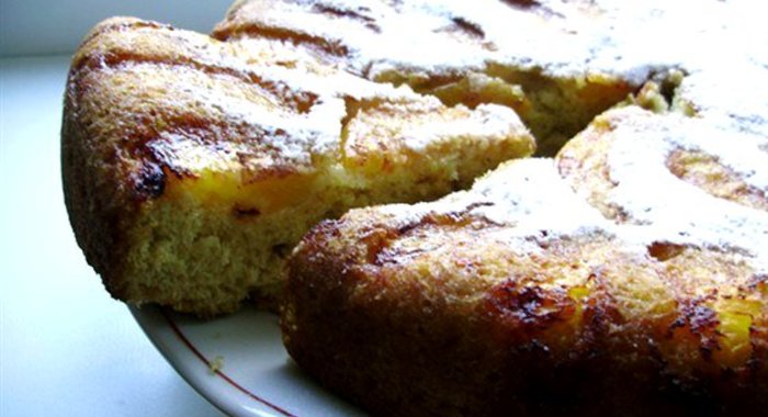 Шарлотка с вишней