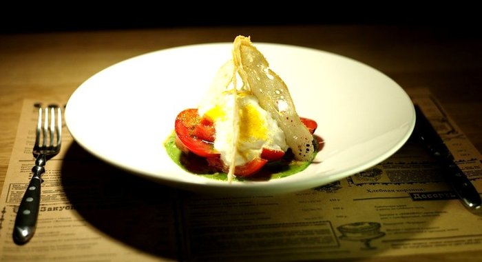 Помидоры, песто из рукколы и мусс из сметаны с творогом