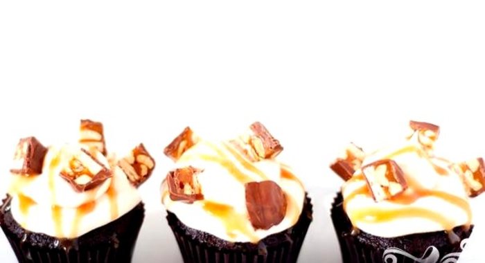 Капкейки со Сникерсом и карамельной глазурью