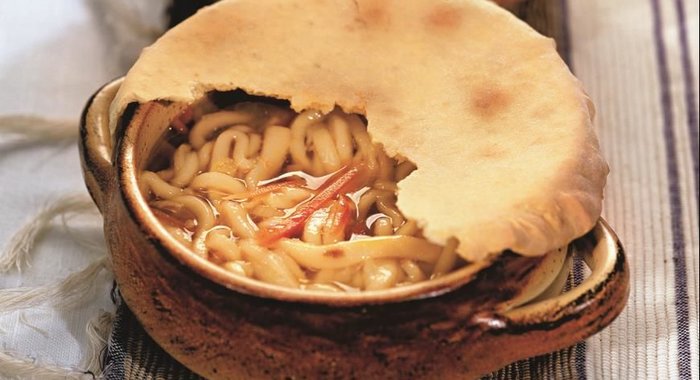 Куриный бульон с домашней лапшой в горшочке