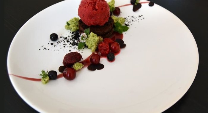 Шоколадное пирожное с ягодными сорбетами и мятным спонжем