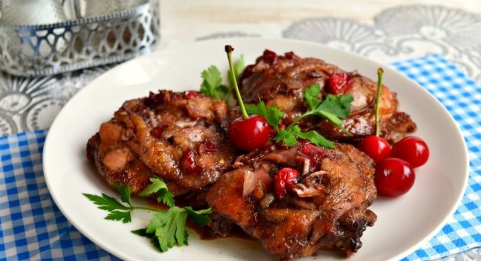 Куриные бедра запеченные в вишневом маринаде