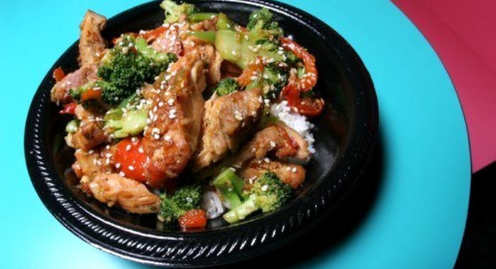 Пикантное жаркое из курицы по‑китайски с брокколи, перцем и огурцом