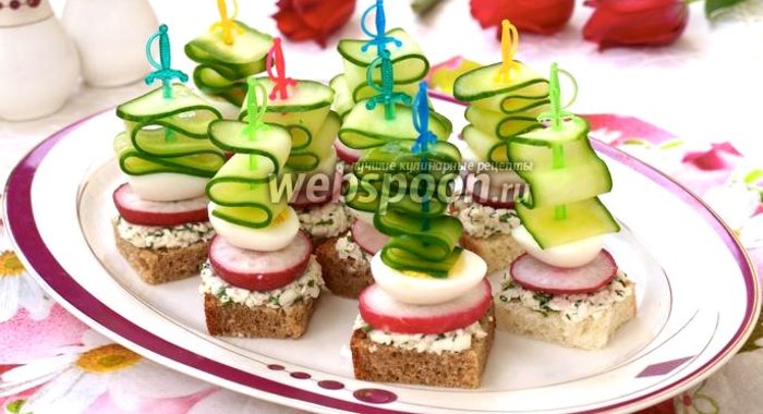 Канапе с брынзой, редисом и перепелиными яйцами