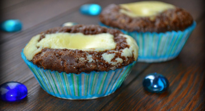 Шоколадные кексы с творожным кремом