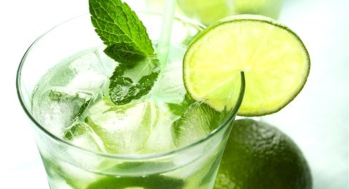 Водка с лимонадом и розмарином