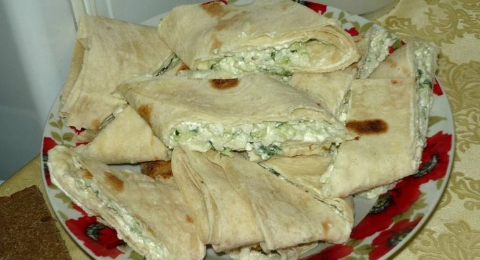 Творог, редис и огурец в лаваше