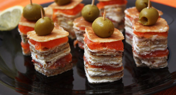 Канапе из блинов на шпажках